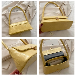 Détails de l'intérieur et de l'extérieur du sac jaune gingembre à motif crocodile