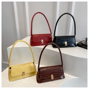 Vue détaillée de sacs portés épaule à motif crocodile en quatre couleurs avec fermoir doré