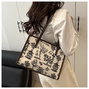 Borsa tote in tela con stampa retrò e manici in pelle marrone in un contesto di stile