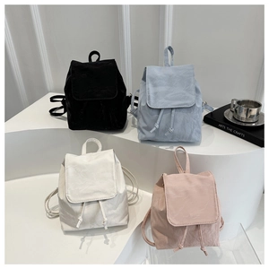 Détail des mini sacs à dos texturés avec fermeture à cordon et fines bretelles souples