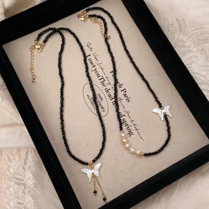 Collier élégant en perles de spinelle noire avec accents de perles et pendentif papillon