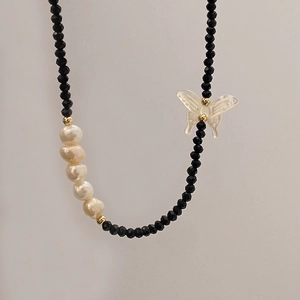 Collier élégant en perles de spinelle noire avec perles d'eau douce et pendentif papillon