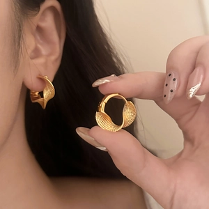 Boucles d'oreilles créoles torsadées dorées avec texture maille au style minimaliste