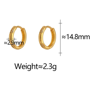 Détail de boucles d'oreilles créoles dorées en zircons avec diamètre extérieur de 14,8mm