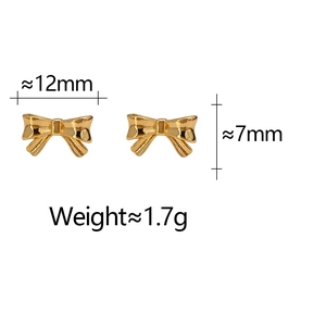 Detailansicht goldene Schleifen-Ohrstecker mit Maßen 12mm x 7mm und 1,7g Gewicht