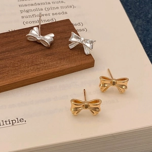 Minimalistische Schleifenohrringe in Gold und Silber mit strukturierter Oberfläche