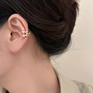 Elegante ear cuff multistrato dorato con perle bianche e micro zirconi per lobi non forati