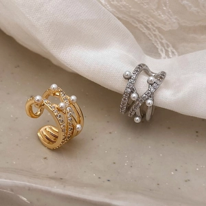 Elegante polsino per orecchio multistrato con perle e zirconi in oro e argento