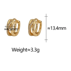 Détail montrant les dimensions des boucles d'oreilles en U dorées avec zircons cubiques