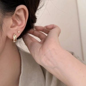 Ensemble élégant de boucles d'oreilles dorées avec clous en zircon et créoles croisées