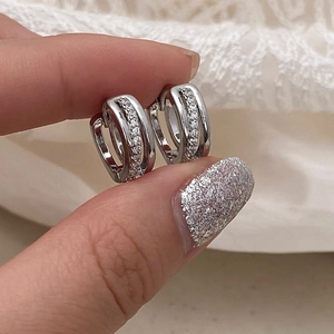 Élégantes boucles d'oreilles créoles argentées en U avec pierres en zircon