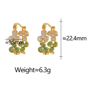 Détail des boucles d'oreilles trèfle plaquées or avec émail vert et dimensions
