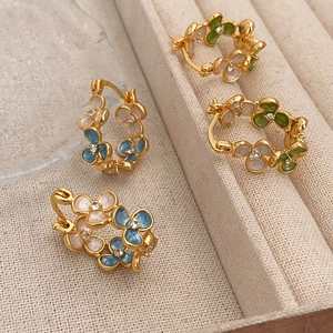 Boucles d'oreilles trèfle floral en émail bleu et vert avec base dorée