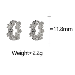 Details der Silberohrringe mit 11,8 mm Durchmesser und schwarz-weißen Zirkonia-Steinen