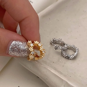 Zierliche Blumen Huggie Creolen Kupfer Zirkon Emaille Floraler Schmuck Koreanischer Stil Für Damen Elegant Glänzend