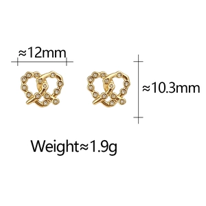 Vista dettagliata degli orecchini a cuore 12mm per 10,3mm con pietre di zircone trasparente