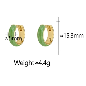 Detailansicht der 15,3mm Gold-Emaille-Ohrringe mit grüner Marmoreinlage und Maßen