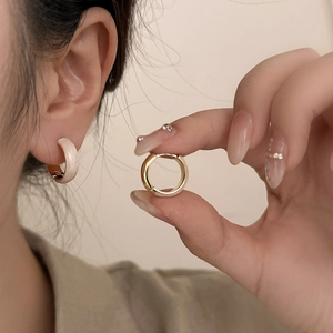 Elegante C-förmige Goldohrringe mit cremefarbener Emaille für einen minimalistischen Alltagslook
