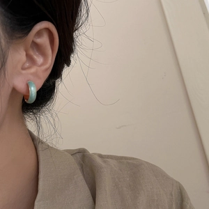 Minimalistischer C-Emaille-Ohrring in Minzgrün und Roségold für Damen
