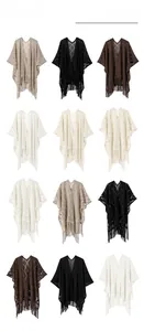 Différents coloris de ponchos en maille ajourée avec franges et motifs géométriques variés