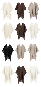 Détails de plusieurs ponchos en tricot avec des franges et des textures ajourées
