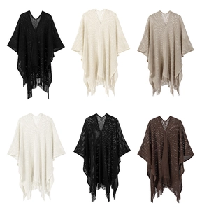Détail de châles en maille ajourée avec franges en noir blanc et couleur café