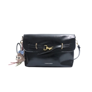 Borsa a tracolla classica in similpelle nera con finiture dorate e ciondolo di peluche