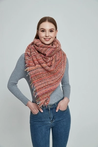 Gros plan sur la texture tissée multicolore épaisse et les franges d'une écharpe d'hiver