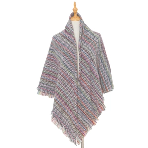 Détail de l'écharpe à carreaux multicolores avec des franges et une texture tissée