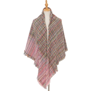 Détail d'une écharpe à carreaux multicolores avec bords frangés et texture tweed