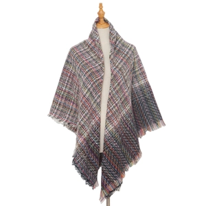 Détail d'un poncho en tweed tissé multicolore montrant le tissu et les franges