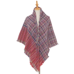 Détail d'une écharpe tissée à carreaux multicolores avec bords frangés sur mannequin