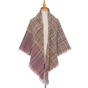 Détail du châle bohème à carreaux multicolores avec des franges et texture tricotée