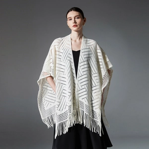 Cardigan boho in maglia traforata bianca con motivi geometrici e frange da donna