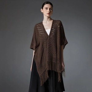 Scialle da donna in maglia traforata marrone scuro con eleganti lunghe frange