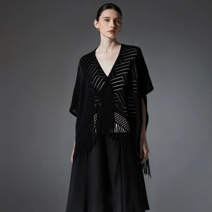 Châle noir en maille ajourée pour femme avec franges et motif crochet géométrique chic