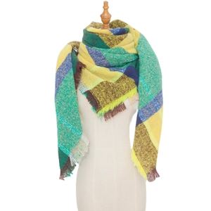 Détail de l'écharpe à carreaux épaisse avec motif multicolore et bordures à franges