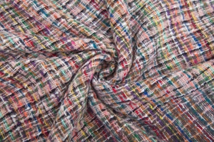 Gros plan sur le tissu en tweed multicolore montrant la texture tissée épaisse
