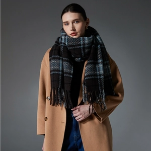 Damen Karo-Schal in Schwarz und Blau mit Fransen auf einem camel Kaschmirmantel