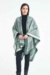 Détail du châle en laine oversize avec motifs géométriques de vagues vert forêt et blanc
