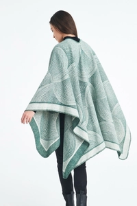 Vue arrière d'un châle en laine montrant des motifs jacquard géométriques verts et blancs