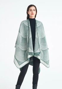 Détail du châle en maille jacquard géométrique vert foncé avec coutures de finition