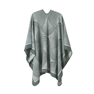 Détail du châle en maille de laine aux motifs géométriques de vagues vert et blanc