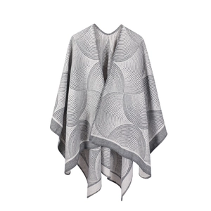 Détail du motif jacquard géométrique gris et blanc sur le châle en laine mélangée