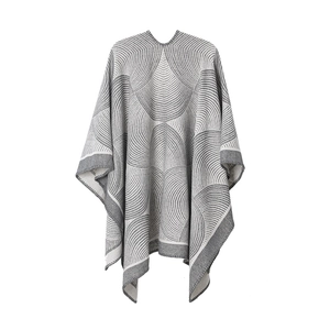 Détail du tissu en maille douce avec motifs géométriques de vagues sur le châle gris