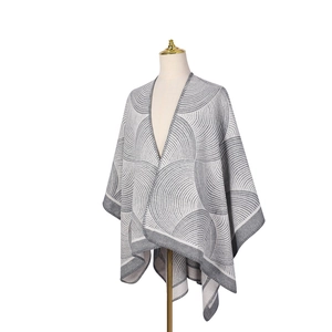 Détail d'un châle en laine tricotée avec motif jacquard géométrique vintage gris et blanc