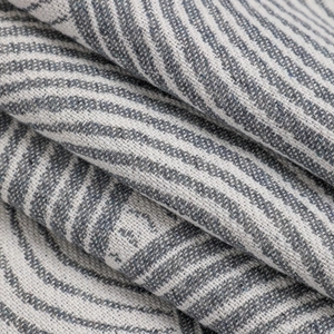 Gros plan sur la texture jacquard géométrique en laine grise et blanche tissée