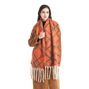 Sciarpa invernale in maglia grossa con motivo a quadri arancione e marrone e lunghe nappe