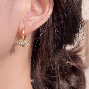 Élégantes créoles dorées avec pendentifs en zircon en forme de pétales sur le modèle