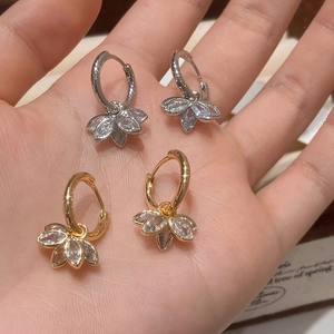 Boucles d'oreilles pétales de lotus avec zircon marquise en argent et doré